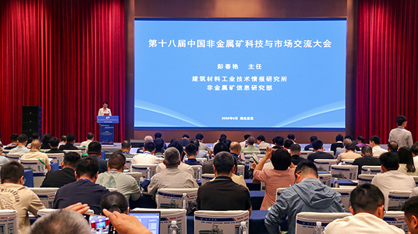 從石墨到石英，頂立科技裝備領(lǐng)航非金屬礦物材料制備新方向 (1).jpg